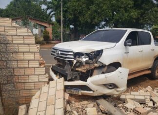 Carro bate em caminhonete e derruba muro de casa em Alto Alegre Carro