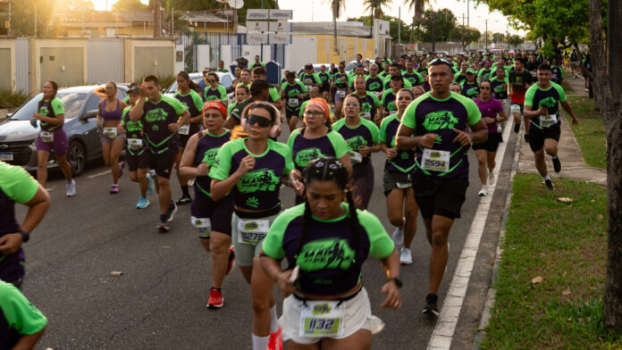 Atletas e moradores participam da 4ª Corrida Patrulha Maria da Penha na Avenida Ville Roy, em Boa Vista.
