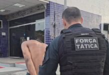 Homem é preso após tentar furtar casa, fugir da polícia e resistir à prisão em Caracaraí Homem