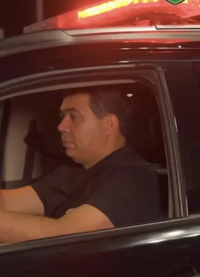 Soldado Sampaio em viatura