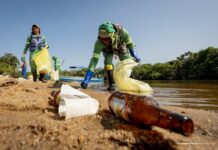Mais de 2,6 toneladas de lixo são retiradas das praias de Boa Vista por semana Resíduos são recolhidos na faixa de areia de uma das praias de Boa Vista.