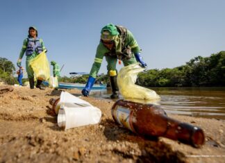 Mais de 2,6 toneladas de lixo são retiradas das praias de Boa Vista por semana Resíduos são recolhidos na faixa de areia de uma das praias de Boa Vista.