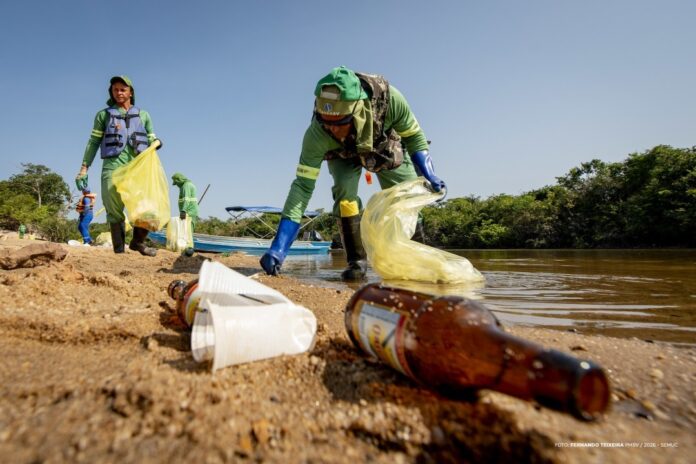 Resíduos são recolhidos na faixa de areia de uma das praias de Boa Vista.