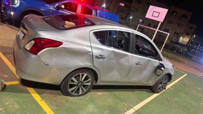 Carro usado por suspeito de esfaquear mulher no Condomínio Vila Jardim, em Boa Vista, após ser depredado. Carro usado por suspeito de esfaquear mulher no Condomínio Vila Jardim, em Boa Vista, após ser depredado.