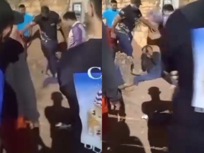 Moradores cercam e contêm suspeito de furto no chão no bairro São Bento.