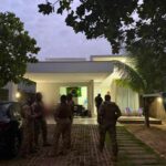Policiais do Amazonas são presos por roubo de R$ 23 milhões em ouro após simularem apreensão em Roraima Policiais em trajes táticos no quintal de uma residência durante o cumprimento de mandados da operação que investiga o roubo de R$ 23 milhões em ouro.