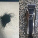 Jovem tem cabelo raspado e sofre tentativa de sequestro em emboscada motivada por traição Montagem fotográfica mostra, à esquerda, um tufo de cabelo escuro cortado da vítima e, à direita, a máquina elétrica de cortar cabelo utilizada pelas agressoras e apreendida pela polícia.