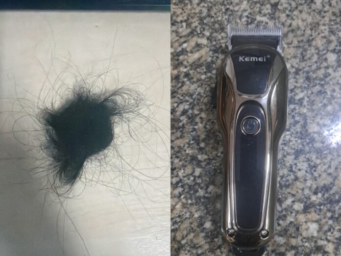 WhatsApp Image 2026-08-26 at 12.39.25 Montagem fotográfica mostra, à esquerda, um tufo de cabelo escuro cortado da vítima e, à direita, a máquina elétrica de cortar cabelo utilizada pelas agressoras e apreendida pela polícia.