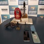 Polícia apreende 12 porções de skunk e revólver carregado durante abordagem em casa no Jardim Tropical em Boa Vista Polícia Militar apreendeu drogas, um revólver calibre .38 e seis munições durante ação