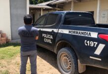 Adolescente suspeito de roubos com espingarda e agressão a tijolo é apreendido em Normandia Policial civil e viatura da Delegacia de Normandia, da PCRR, que apreendeu o adolescente suspeito de roubos.