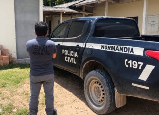 Adolescente suspeito de roubos com espingarda e agressão a tijolo é apreendido em Normandia Policial civil e viatura da Delegacia de Normandia, da PCRR, que apreendeu o adolescente suspeito de roubos.