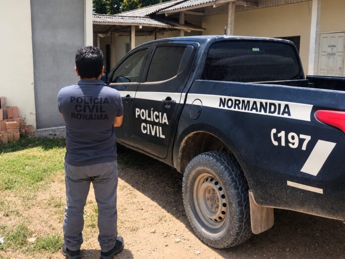 Policial civil e viatura da Delegacia de Normandia, da PCRR, que apreendeu o adolescente suspeito de roubos.