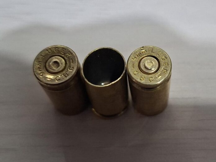 comerciante Três estojos de munição deflagrados de calibre 9mm CBC.
