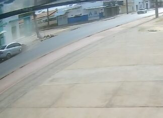 Motorista dorme ao volante e colide carro contra poste no bairro Buritis em Boa Vista Motorista dorme ao volante e colide carro contra poste no bairro Buritis em Boa Vista