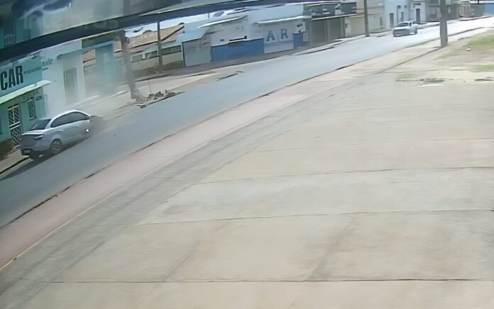 Motorista dorme ao volante e colide carro contra poste no bairro Buritis em Boa Vista