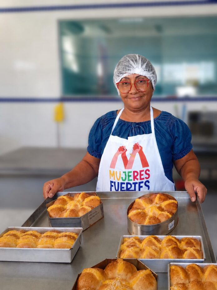 Feira gastronômica reúne produtos preparados por mães solo refugiadas e migrantes na UFRR