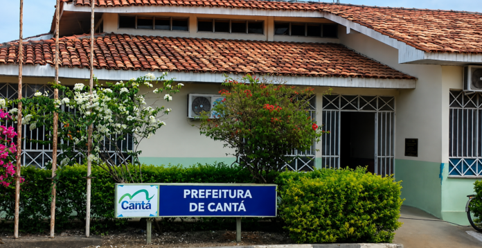 Fachada do prédio da Prefeitura Municipal do Cantá, em Roraima.