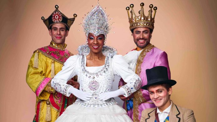 1 - João Attuy como o Imperador Sábio, Adriana Lessa como a Rainha da Neve, Carlo Porto como o Rei Vaidoso e Guilherme Carvalho como Andersen (Crédito João Pedro Hachiya)