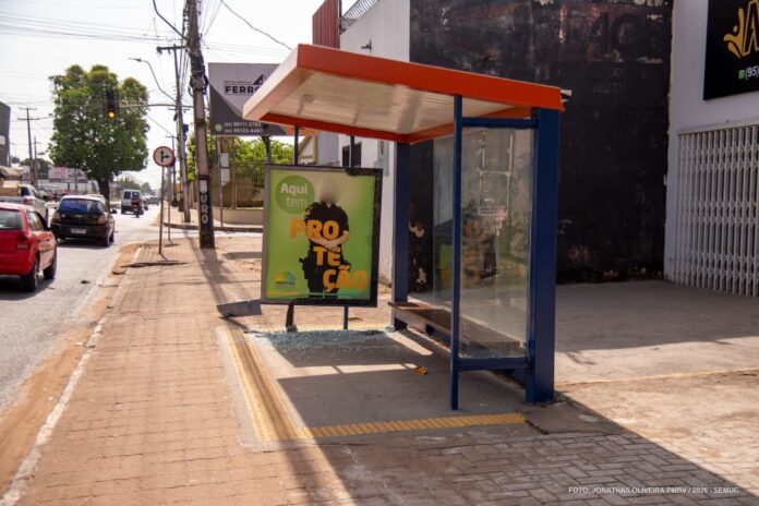 Paradas de ônibus reformadas são alvo de vandalismo em seis bairros de Boa Vista