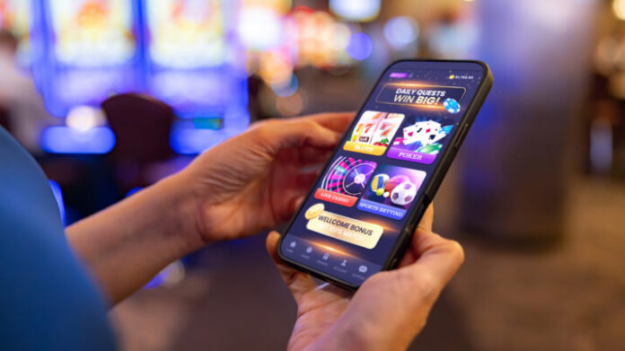 Player gambling online at the casino using a mobile app Governo pede derrubada de mais de 5 mil sites de apostas irregulares