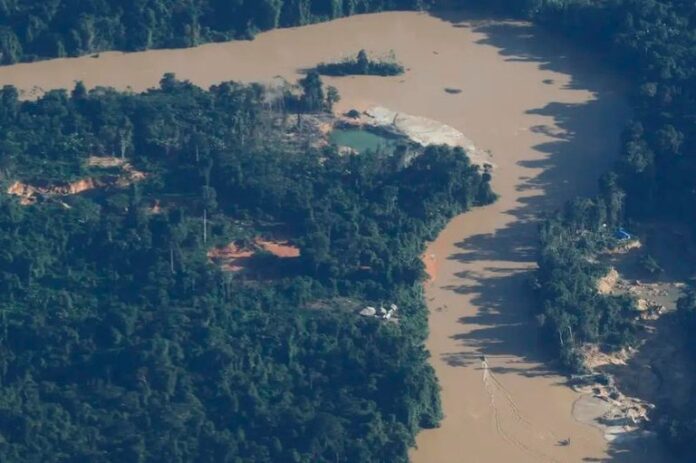 Pilotos de aviões clonados viram réus por abastecer garimpo ilegal na Terra Yanomami