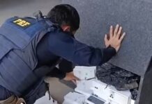 PRF apreende 44 iPhones e 3 MacBooks escondidos em caixa de som dentro de carro na BR-401 PRF apreende 44 iPhones e 3 MacBooks escondidos em caixa de som na BR-401