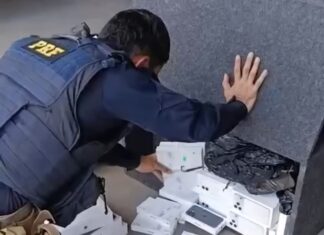 PRF apreende 44 iPhones e 3 MacBooks escondidos em caixa de som dentro de carro na BR-401 PRF apreende 44 iPhones e 3 MacBooks escondidos em caixa de som na BR-401