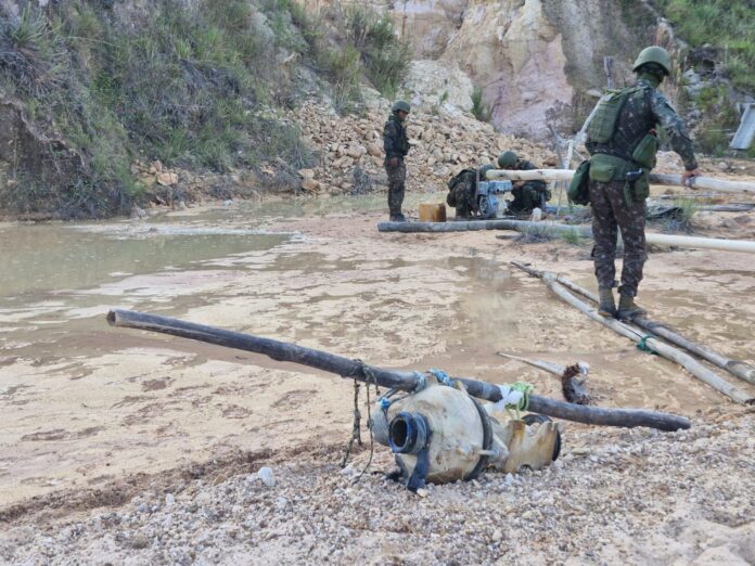 Exército apreende bomba de garimpo e dois motores em área da Raposa Serra do Sol, em Uiramutã Exército apreende bomba de garimpo e dois motores em área da Raposa Serra do Sol, em Uiramutã