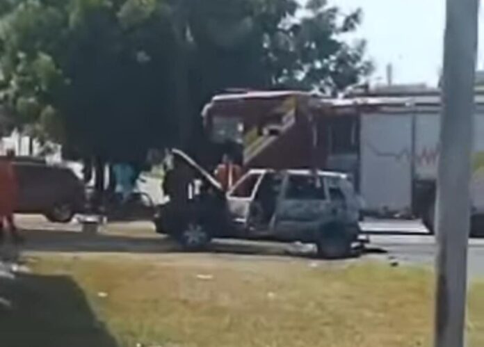 Carro pega fogo em garagem e é arrastado para a rua por vizinho para não atingir casa em Boa Vista