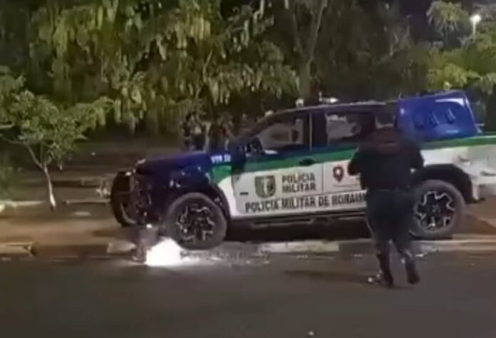 BATIDA VIATURA 1 Motorista com sinais de embriaguez bate carro em viatura da PM em Rorainópolis