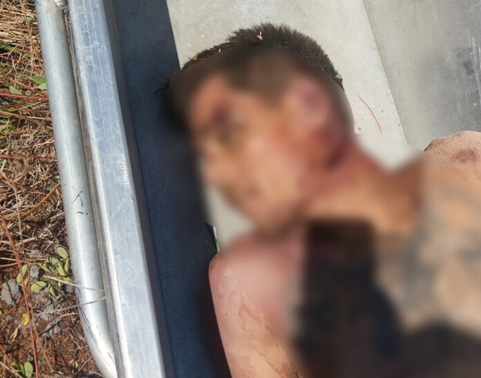 CADÁVER Jovem é encontrado morto com perfurações no pescoço e abdômen em terreno baldio do bairro Pricumã