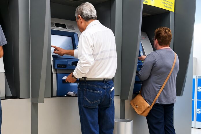 Clientes Utilizam Caixas Eletrônicos Bancários