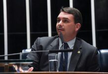 Flávio Bolsonaro chega aos Estados Unidos com a família após deixar o Brasil
