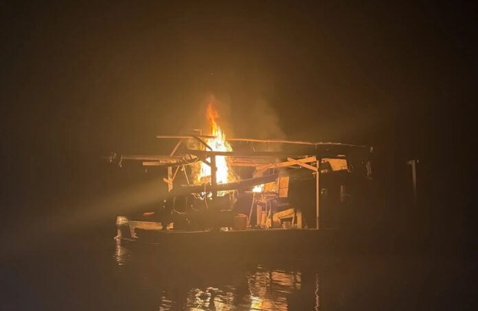 Operação destrói balsa do garimpo ilegal e detém cinco pessoas na Terra Indígena Yanomami