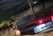 Motorista bate caminhão contra casa e fica ferido no bairro Sílvio Botelho, em Boa Vista