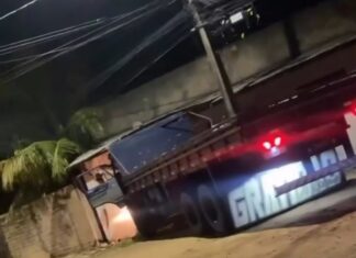 Motorista bate caminhão contra casa e fica ferido no bairro Sílvio Botelho, em Boa Vista