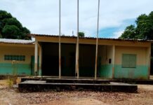 Sem aulas, alunos recebem apostilas a cada 15 dias na Vila Serra Dourada, em Caracaraí escola caracaraí