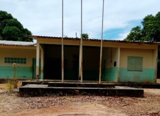 Sem aulas, alunos recebem apostilas a cada 15 dias na Vila Serra Dourada, em Caracaraí escola caracaraí
