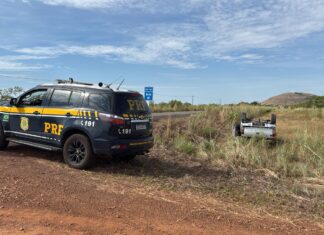 Colisão entre carreta e caminhonete deixa motorista ferido na BR-401 acidente colisão