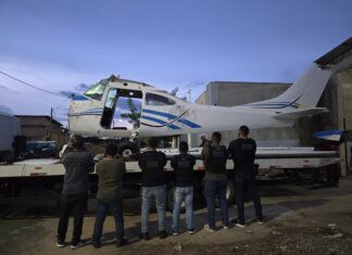 Polícia prende quatro pessoas e apreende avião desmontado durante investigação de homicídio em Boa Vista Polícia prende quatro pessoas e apreende avião desmontado e combustível durante investigação de homicídio em Boa Vista