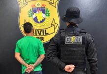 Homem com mandado de prisão em aberto é preso durante fiscalização em ônibus na BR-174, em Rorainópolis homem