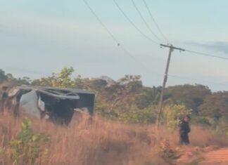 Professor morre e quatro pessoas ficam feridas após caminhonete bater em poste na RR-203 em Amajari