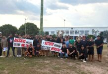 Cerca de 40 artistas se reúnem em frente ao Palácio do Governo para cobrar cachês atrasados Cerca de 40 artistas se reúnem em frente ao Palácio do Governo para cobrar cachês atrasados
