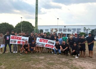 Cerca de 40 artistas se reúnem em frente ao Palácio do Governo para cobrar cachês atrasados Cerca de 40 artistas se reúnem em frente ao Palácio do Governo para cobrar cachês atrasados