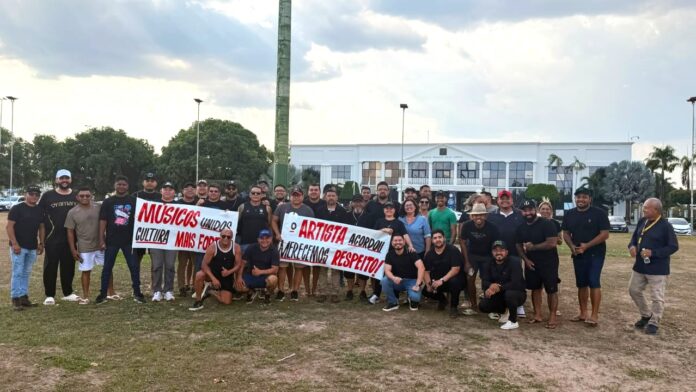 artistas fazem mobilozação Cerca de 40 artistas se reúnem em frente ao Palácio do Governo para cobrar cachês atrasados