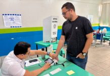 Óculos inteligentes e relógios conectados estão proibidos na cabine de votação neste domingo (25)